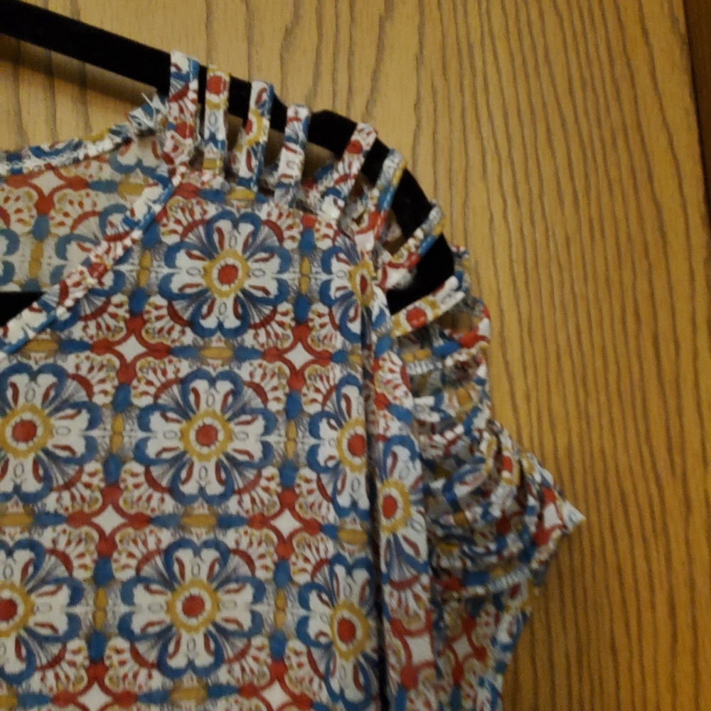Very light cold shoulder short sleeve top - Picture 4 of 5